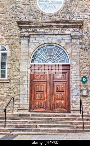 La città di Quebec, Canada - 30 Maggio 2017: Inferiore città vecchia strada a La Place Royale con Notre Dame des Victoires chiesa in legno della porta d'ingresso Foto Stock