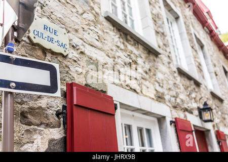 La città di Quebec, Canada - 30 Maggio 2017: Inferiore old town street con il primo piano della rue Cul-De-Sac segno Foto Stock