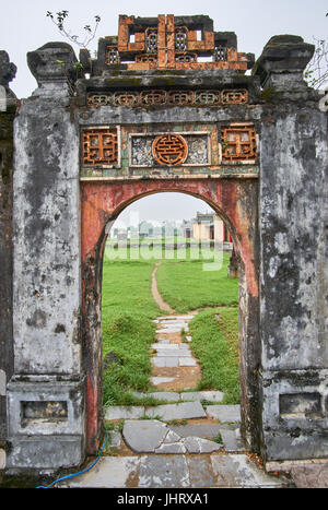Tradizionale vietnamita porta di ingresso nella città imperiale, tonalità, Vietnam, in un giorno di nebbia. Foto Stock