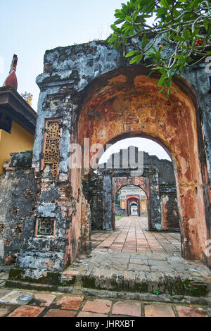 Tradizionale vietnamita porta di ingresso nella città imperiale, tonalità, Vietnam, in un giorno di nebbia. Foto Stock