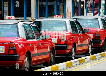 'Nella fila di attesa permanente tassi rosso, Kowloon, Hong Kong, Cina; Gennaio ', Reihe stehende wartende rote Taxn, Hong Kong, Cina; Januar 2007 Foto Stock