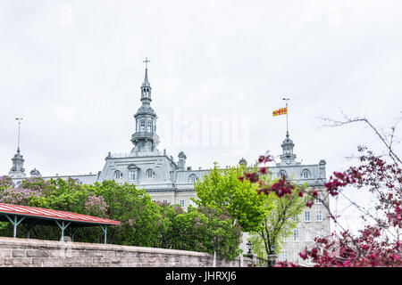 La città di Quebec, Canada - 30 Maggio 2017: vista del seminario con la croce e la bandiera Foto Stock