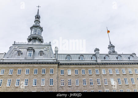 La città di Quebec, Canada - 30 Maggio 2017: vista del seminario con la croce e la bandiera Foto Stock