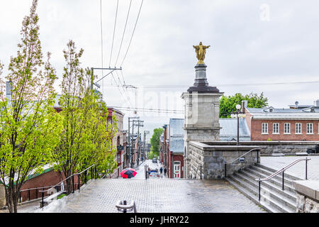 La città di Quebec, Canada - 30 Maggio 2017: Saint Jean Baptiste Limoilou area con parco dal Sanctus Joannes Baptiste chiesa e la statua di Gesù Cristo Foto Stock