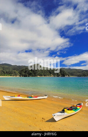 'Sea kayak, l'ancoraggio, Torrent Bay, Abel Tasman Nationalpark, Tasmansee, Nelson Regione, Isola del Sud della Nuova Zelanda; febbraio ', Seekajaks, Suedinse Foto Stock