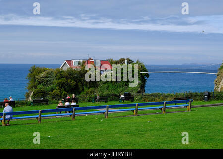 La Casa del mare a cui si accede dal ponte di sospensione è disponibile per vacanze a Newquay in Cornovaglia Foto Stock