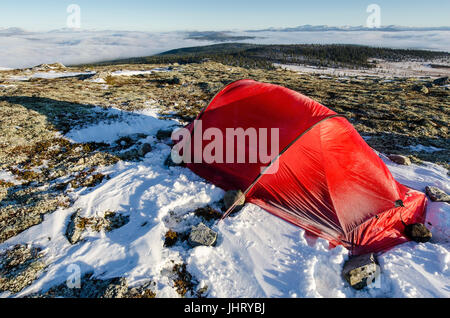 In tenda al Engerdalsfjellet con guardare le montagne nevose circa la nebbia, Hedmark Fylke, Norvegia, ottobre 2011, Zelt im Engerdalsfjellet mit Blick auf Foto Stock