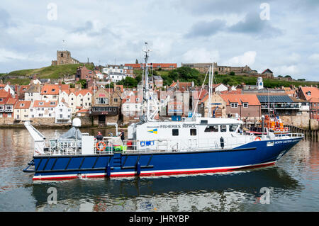 Nord Est custode III, una pesca nave pattuglia del Regno Unito per la pesca costiera e Conservation Authority, nella sua casa porto di Whitby. Foto Stock