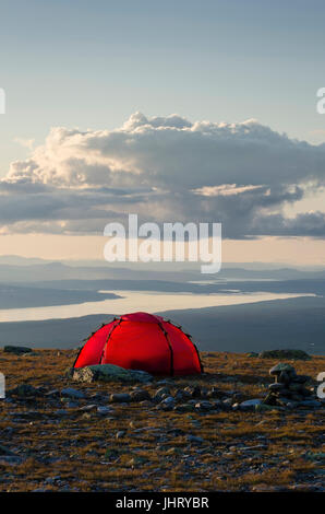 Tenda sul monte Elgahogna con sguardo al lago Femunden, Femundsmarka national park, Hedmark Fylke, Norvegia, luglio 2011, Zelt auf dem Berg Elgaho Foto Stock