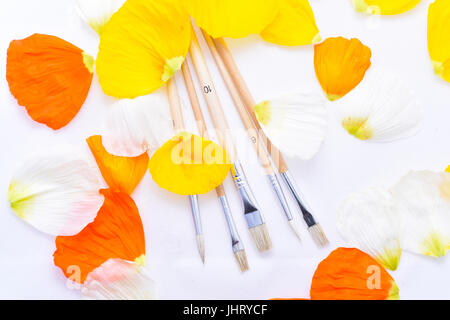 Astrazione colorati di spazzole per il disegno. Fiore foglie con tempera su tavola bianco. Foto Stock