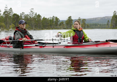 Coppia in pedalò sul lago Isteren, donna effonde il tè, Hedmark Fylke, Norvegia, settembre 2011, Paar im Paddelboot auf dem vedere Isteren, Frau Foto Stock