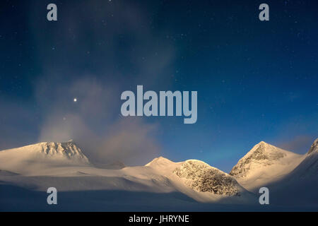 -Lunare illumina le montagne della valle Stuor Reaiddavaggi, Kebnekaisefjaell, Norrbotten, Lapponia, Svezia, Marzo , monderhellte Berge im Tal Stuor R Foto Stock