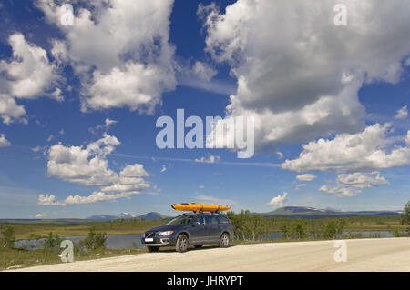 Volvo con kayak sul tetto, Volvo mit Kajak auf dem Dach Foto Stock