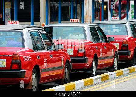 'Nella fila di attesa permanente tassi rosso, Kowloon, Hong Kong, Cina; Gennaio ', Reihe stehende wartende rote Taxn, Hong Kong, Cina; Januar 2007 Foto Stock