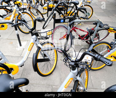 London.UK.15 Luglio 2017.Singapore in base oBikes inizia ad apparire sulle strade di Londra in concorrenza per Boris Bikes.© Brian Minkoff/ Alamy Live News Foto Stock