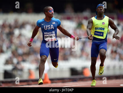 Londra, Regno Unito. Il 15 luglio 2017. David Brown, guida Jerome Avery (USA) in azione durante gli uomini 100M T11, R1, H3/3 Mondo Para atletica campionati, Londra 2017, sabato. Foto : Taka G Wu Credito: Taka Wu/Alamy Live News Foto Stock