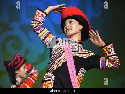 Chuxiong cinese della provincia dello Yunnan. 14 Luglio, 2017. La partecipazione di musicisti provenienti da Pu'er città mostrano il loro condimento etnica durante un abito etnico festival tenutosi a Chuxiong Yi prefettura autonoma, a sud-ovest della Cina di Provincia di Yunnan, luglio 14, 2017. Il concorso finale dell'abito etnico festival si è tenuto in Chuxiong venerdì. Credito: Yang Zongyou/Xinhua/Alamy Live News Foto Stock