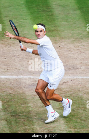 Roger Federer (SUI), 14 luglio 2017 - Tennis : Roger Federer durante gli uomini singoli semi-partita finale del torneo di Wimbledon Lawn Tennis Championships contro Tomas BERDYCH della Repubblica ceca presso l'All England Lawn Tennis e Croquet Club di Londra, Inghilterra. (Foto di AFLO) Foto Stock