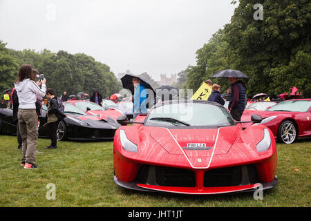 Windsor, Regno Unito. Il 15 luglio 2017. Ferrari automobili parcheggiate a fianco la lunga passeggiata in Windsor Great Park di fronte al Castello di Windsor durante una Ferrari settantesimo anniversario Tour evento per vetrina 70 anni del patrimonio, il design e la storia delle corse del mondo più riconoscibile di marca di automobile. L evento è stato intitolato dalla serie limitata LaFerrari Aperta, lanciato per contrassegnare il settantesimo anniversario di fondazione dell'azienda. Credito: Mark Kerrison/Alamy Live News Foto Stock