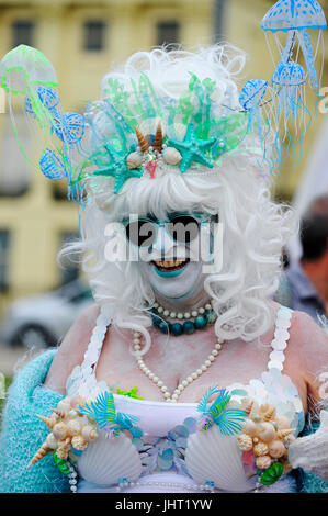 Brighton, Regno Unito. Il 15 luglio 2017. Centinaia di prendere parte nel marzo delle sirene parade lungo la Brighton Seafront su un brillante ma blustery pomeriggio . La manifestazione annuale evidenzia l'inquinamento degli oceani in particolare le materie plastiche che vengono gettati in mare Credito: Simon Dack/Alamy Live News Foto Stock