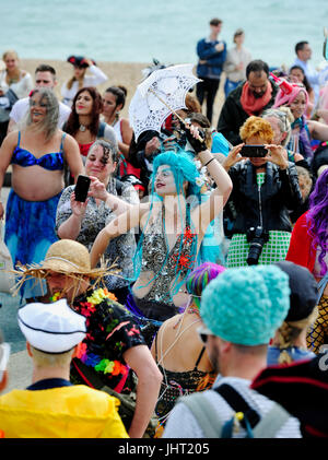 Brighton, Regno Unito. Il 15 luglio 2017. Centinaia di prendere parte nel marzo delle sirene parade lungo la Brighton Seafront su un brillante ma blustery pomeriggio . La manifestazione annuale evidenzia l'inquinamento degli oceani in particolare le materie plastiche che vengono gettati in mare Credito: Simon Dack/Alamy Live News Foto Stock