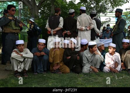 (170715) -- GHAZNI, 15 luglio (Xinhua) -- Fotografia scattata a luglio 15, 2017 indica rilasciato i bambini nella provincia di Ghazni, Afghanistan. La polizia ha arrestato una banda di rapitori nella parte orientale della provincia di Ghazni in Afghanistan e impostare libera 13 bambini da loro grinfie di sabato, provinciale capo di polizia Mohammad Mustafa Mayar detto. (Xinhua/Sayed Mominzadah)(rh) Foto Stock