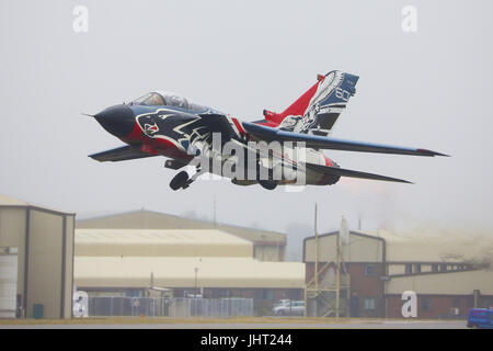 I visitatori hanno guardato un italiano Panavia A-200un Tornado assunzione al cielo in uno dei più spettacolari visualizza in questo anno RIAT Air Show a RAF Fairford. Questo anno vi è un grande contingente da noi per contrassegnare il settantesimo anniversario della US Air Force. Credito: Uwe Deffner/Alamy Live News Foto Stock