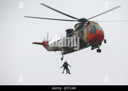 I visitatori hanno guardato un belga westland sea king assunzione al cielo in uno dei più spettacolari visualizza in questo anno riat air show a raf fairford. Questo anno vi è un grande contingente da noi per contrassegnare il settantesimo anniversario della US Air Force. Credito: Uwe deffner/alamy live news Foto Stock