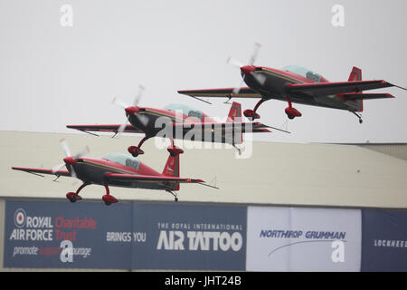 Visitatori Royal Jordanian Falcons assunzione al cielo in uno dei più spettacolari visualizza in questo anno RIAT Air Show a RAF Fairford. Questo anno vi è un grande contingente da noi per contrassegnare il settantesimo anniversario della US Air Force. Credito: Uwe Deffner/Alamy Live News Foto Stock