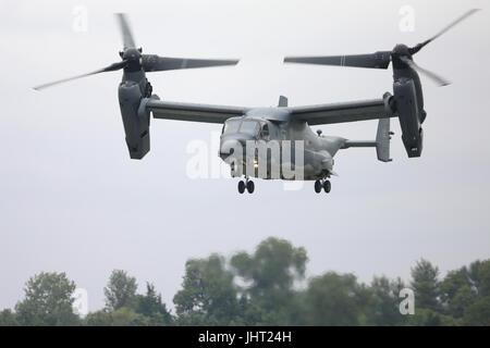 I visitatori hanno guardato un Bell Boeing Osprey V-22 assunzione al cielo in uno dei più spettacolari visualizza in questo anno RIAT Air Show a RAF Fairford. Questo anno vi è un grande contingente da noi per contrassegnare il settantesimo anniversario della US Air Force. Credito: Uwe Deffner/Alamy Live News Foto Stock