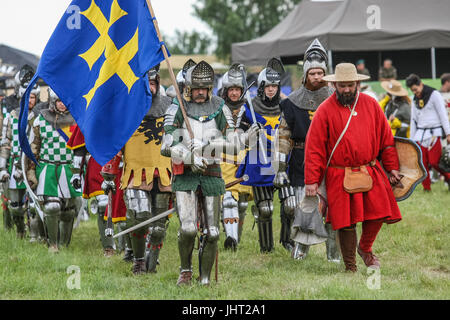 Grunwald, Polonia. Il 15 luglio 2017. Battaglia di Grunwald rievocazione storica è visto il 15 luglio 2017 in Grunwald, Polonia. La battaglia di Grunwald fu combattuta il 15 luglio 1410 durante il polacco-lituano-teutonico di guerra. L'alleanza del regno di Polonia e del Granducato di Lituania, guidate rispettivamente dal re Wladyslaw II Jagiello e il Granduca Vytautas decisamente sconfitto il tedesco-prussiana di cavalieri teutonici, guidato dal Gran Maestro Ulrich von Jungingen. La maggior parte dei cavalieri teutonici leadership erano stati uccisi o catturati. Credito: Michal Fludra/Alamy Live News Foto Stock