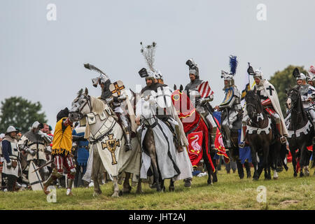 Grunwald, Polonia. Il 15 luglio 2017. Battaglia di Grunwald rievocazione storica è visto il 15 luglio 2017 in Grunwald, Polonia. La battaglia di Grunwald fu combattuta il 15 luglio 1410 durante il polacco-lituano-teutonico di guerra. L'alleanza del regno di Polonia e del Granducato di Lituania, guidate rispettivamente dal re Wladyslaw II Jagiello e il Granduca Vytautas decisamente sconfitto il tedesco-prussiana di cavalieri teutonici, guidato dal Gran Maestro Ulrich von Jungingen. La maggior parte dei cavalieri teutonici leadership erano stati uccisi o catturati. Credito: Michal Fludra/Alamy Live News Foto Stock