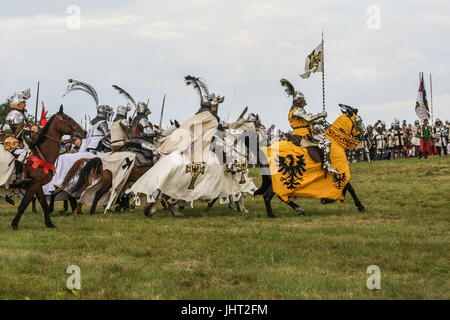 Grunwald, Polonia. Il 15 luglio 2017. Battaglia di Grunwald rievocazione storica è visto il 15 luglio 2017 in Grunwald, Polonia. La battaglia di Grunwald fu combattuta il 15 luglio 1410 durante il polacco-lituano-teutonico di guerra. L'alleanza del regno di Polonia e del Granducato di Lituania, guidate rispettivamente dal re Wladyslaw II Jagiello e il Granduca Vytautas decisamente sconfitto il tedesco-prussiana di cavalieri teutonici, guidato dal Gran Maestro Ulrich von Jungingen. La maggior parte dei cavalieri teutonici leadership erano stati uccisi o catturati. Credito: Michal Fludra/Alamy Live News Foto Stock