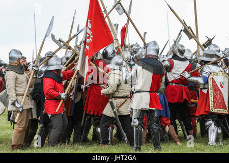 Grunwald, Polonia. Il 15 luglio 2017. Battaglia di Grunwald rievocazione storica è visto il 15 luglio 2017 in Grunwald, Polonia. La battaglia di Grunwald fu combattuta il 15 luglio 1410 durante il polacco-lituano-teutonico di guerra. L'alleanza del regno di Polonia e del Granducato di Lituania, guidate rispettivamente dal re Wladyslaw II Jagiello e il Granduca Vytautas decisamente sconfitto il tedesco-prussiana di cavalieri teutonici, guidato dal Gran Maestro Ulrich von Jungingen. La maggior parte dei cavalieri teutonici leadership erano stati uccisi o catturati. Credito: Michal Fludra/Alamy Live News Foto Stock