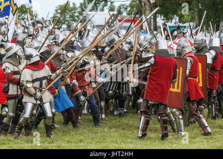 Grunwald, Polonia. Il 15 luglio 2017. Battaglia di Grunwald rievocazione storica è visto il 15 luglio 2017 in Grunwald, Polonia. La battaglia di Grunwald fu combattuta il 15 luglio 1410 durante il polacco-lituano-teutonico di guerra. L'alleanza del regno di Polonia e del Granducato di Lituania, guidate rispettivamente dal re Wladyslaw II Jagiello e il Granduca Vytautas decisamente sconfitto il tedesco-prussiana di cavalieri teutonici, guidato dal Gran Maestro Ulrich von Jungingen. La maggior parte dei cavalieri teutonici leadership erano stati uccisi o catturati. Credito: Michal Fludra/Alamy Live News Foto Stock