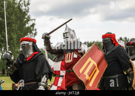 Grunwald, Polonia. Il 15 luglio 2017. Battaglia di Grunwald rievocazione storica è visto il 15 luglio 2017 in Grunwald, Polonia. La battaglia di Grunwald fu combattuta il 15 luglio 1410 durante il polacco-lituano-teutonico di guerra. L'alleanza del regno di Polonia e del Granducato di Lituania, guidate rispettivamente dal re Wladyslaw II Jagiello e il Granduca Vytautas decisamente sconfitto il tedesco-prussiana di cavalieri teutonici, guidato dal Gran Maestro Ulrich von Jungingen. La maggior parte dei cavalieri teutonici leadership erano stati uccisi o catturati. Credito: Michal Fludra/Alamy Live News Foto Stock