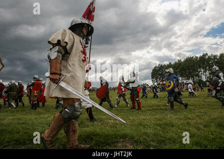 Grunwald, Polonia. Il 15 luglio 2017. Battaglia di Grunwald rievocazione storica è visto il 15 luglio 2017 in Grunwald, Polonia. La battaglia di Grunwald fu combattuta il 15 luglio 1410 durante il polacco-lituano-teutonico di guerra. L'alleanza del regno di Polonia e del Granducato di Lituania, guidate rispettivamente dal re Wladyslaw II Jagiello e il Granduca Vytautas decisamente sconfitto il tedesco-prussiana di cavalieri teutonici, guidato dal Gran Maestro Ulrich von Jungingen. La maggior parte dei cavalieri teutonici leadership erano stati uccisi o catturati. Credito: Michal Fludra/Alamy Live News Foto Stock