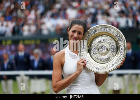 London, Londra, Regno Unito. Il 15 luglio 2017. Garbine Muguruza di Spagna celebra durante la cerimonia di premiazione per il singolare femminile partita finale del campionato Wimbledon 2017 a Wimbledon, Londra, Gran Bretagna il 15 luglio 2017. Credito: Jin Yu/Xinhua/Alamy Live News Foto Stock