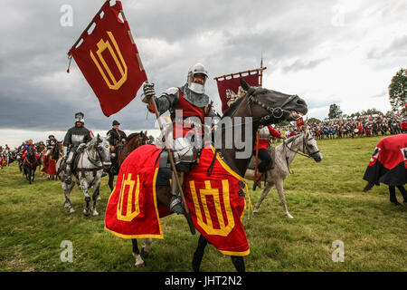 Grunwald, Polonia. Il 15 luglio 2017. Battaglia di Grunwald rievocazione storica è visto il 15 luglio 2017 in Grunwald, Polonia. La battaglia di Grunwald fu combattuta il 15 luglio 1410 durante la guerra PolishÐLithuanianÐTeutonic. L'alleanza del regno di Polonia e del Granducato di Lituania, guidate rispettivamente dal re Wladyslaw II Jagiello e il Granduca Vytautas (C) decisamente sconfitto il GermanÐPrussian Cavalieri Teutonici, guidato dal Gran Maestro Ulrich von Jungingen. La maggior parte dei cavalieri teutonici leadership erano stati uccisi o catturati. Credito: Michal Fludra/Alamy Live News Foto Stock