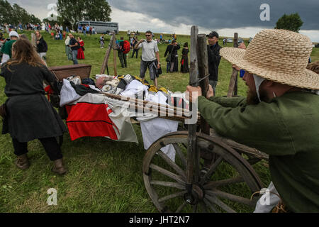 Grunwald, Polonia. Il 15 luglio 2017. Battaglia di Grunwald rievocazione storica è visto il 15 luglio 2017 in Grunwald, Polonia. La battaglia di Grunwald fu combattuta il 15 luglio 1410 durante la guerra PolishÐLithuanianÐTeutonic. L'alleanza del regno di Polonia e del Granducato di Lituania, guidate rispettivamente dal re Wladyslaw II Jagiello e il Granduca Vytautas decisamente sconfitto il GermanÐPrussian Cavalieri Teutonici, guidato dal Gran Maestro Ulrich von Jungingen (C) . La maggior parte dei cavalieri teutonici leadership erano stati uccisi o catturati. Credito: Michal Fludra/Alamy Live News Foto Stock