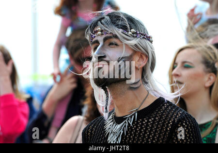 Brighton, Regno Unito. Il 15 luglio 2017. Centinaia di prendere parte nel marzo delle sirene parade lungo la Brighton Seafront su un brillante ma blustery pomeriggio . La manifestazione annuale evidenzia l'inquinamento degli oceani in particolare le materie plastiche che vengono gettati in mare Credito: Simon Dack/Alamy Live News Foto Stock