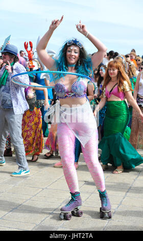 Brighton, Regno Unito. Il 15 luglio 2017. Centinaia di prendere parte nel marzo delle sirene parade lungo la Brighton Seafront su un brillante ma blustery pomeriggio . La manifestazione annuale evidenzia l'inquinamento degli oceani in particolare le materie plastiche che vengono gettati in mare Credito: Simon Dack/Alamy Live News Foto Stock