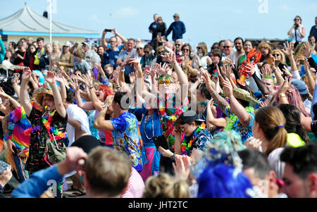 Brighton, Regno Unito. Il 15 luglio 2017. Centinaia di prendere parte nel marzo delle sirene parade lungo la Brighton Seafront su un brillante ma blustery pomeriggio . La manifestazione annuale evidenzia l'inquinamento degli oceani in particolare le materie plastiche che vengono gettati in mare Credito: Simon Dack/Alamy Live News Foto Stock