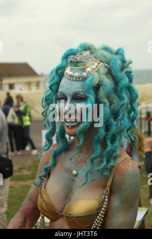 Brighton, Regno Unito, 15 luglio 2017.Una delle sirene esotiche a Brighton marzo annuale delle sirene. Le teste di marzo lungo la promenade. Dimostranti affermano di essere sirene che una volta l'anno crescono le gambe di prendere per la terra e la protesta circa la condizione della costa. Quest'anno la manifestazione si è svolta a sostegno di Surfers against Sewage. Roland Ravenhill/Alamy Live News. Foto Stock