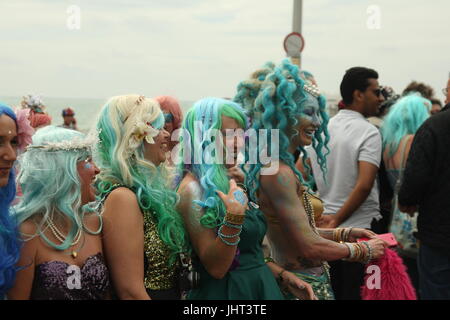 Brighton, Regno Unito, 15 luglio 2017. Brighton marzo annuale delle sirene, inclusi in questo gruppo, capi lungo la promenade. Dimostranti affermano di essere sirene che una volta l'anno crescono le gambe di prendere per la terra e la protesta circa la condizione della costa. Quest'anno la manifestazione si è svolta a sostegno di Surfers against Sewage. Roland Ravenhill/Alamy Live News. Foto Stock