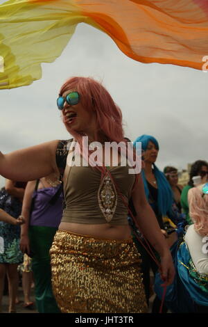 Brighton, Regno Unito, 15 luglio 2017. Brighton marzo annuale delle sirene capi lungo la promenade,incluso questa rara mermaid. Dimostranti affermano di essere sirene che una volta l'anno crescono le gambe di prendere per la terra e la protesta circa la condizione della costa. Quest'anno la manifestazione si è svolta a sostegno di Surfers against Sewage. Roland Ravenhill/Alamy Live News. Foto Stock