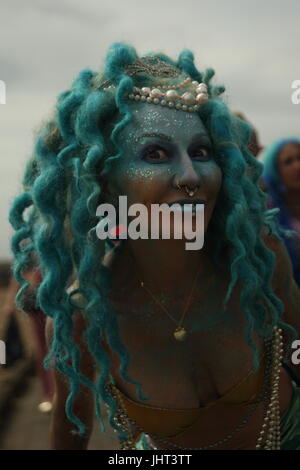 Brighton, Regno Unito, 15 luglio 2017. Brighton marzo annuale delle sirene capi alon promenade. Dimostranti affermano di essere sirene che una volta l'anno crescono le gambe di prendere per la terra e la protesta circa la condizione della costa. Quest'anno la manifestazione si è svolta a sostegno di Surfers against Sewage. Roland Ravenhill/Alamy Live News. Foto Stock