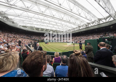 Il torneo di Wimbledon, Londra, Regno Unito. Il 15 luglio 2017. Il torneo di Wimbledon Tennis Championships 2017 tenutosi presso il All England Lawn Tennis e Croquet Club di Londra, Inghilterra, Regno Unito. LADIES' Singles - finale Garbine Muguruza (ESP) [14] v Venus Williams (USA) [10] sul Centre Court sotto un tetto chiuso. Credito: Duncan Grove/Alamy Live News Foto Stock