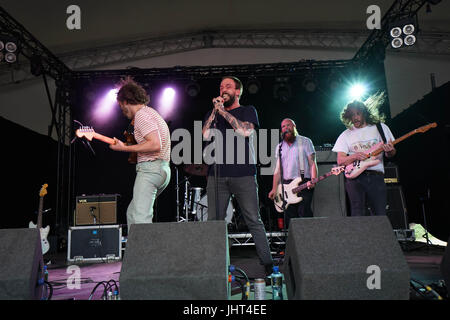 Suffolk, Regno Unito. Il 15 luglio 2017. È INATTIVO performing live sul palcoscenico del lago al 2017 Latitude festival in Henham Park, Southwold nel Suffolk. Foto Data: Sabato, 15 luglio, 2017. Foto di credito dovrebbe leggere: Roger Garfield/Alamy Live News. Foto Stock