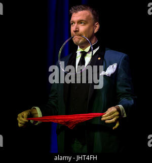 Louisville, Kentucky negli Stati Uniti. 13 Luglio, 2017. CHRIS RANDALL compete alla fratellanza internazionale dei maghiSociety of American Magicians combinati convenzione svoltasi presso la storica Galt House Hotel. Credito: Brian Cahn/ZUMA filo/Alamy Live News Foto Stock